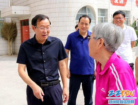 市政协主席马炳林和五小退休校长王俊香亲切交谈