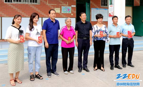 市政协主席马炳林等领导给教师发放慰问金并留影