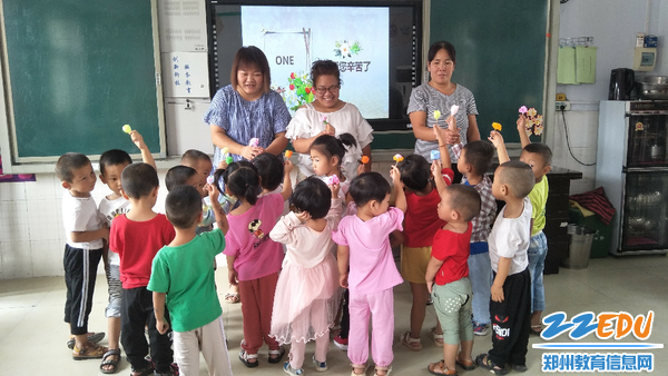 小班幼儿给老师献上花束 小班幼儿给老师献上花束