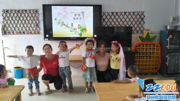 中班幼儿给老师表演舞蹈 中班幼儿给老师表演舞蹈