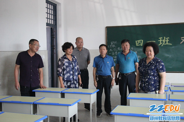 察看教室教学设施 察看教室教学设施