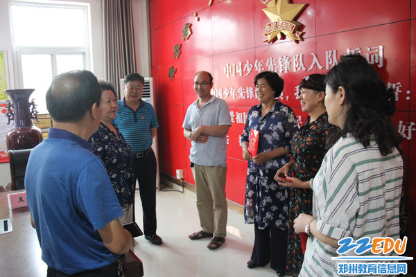 与优秀教师代表座谈并送上慰问金 与优秀教师代表座谈并送上慰问金