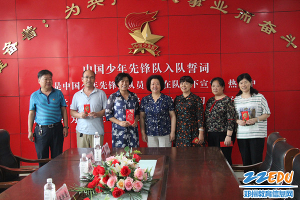 与优秀教师代表合影 与优秀教师代表合影