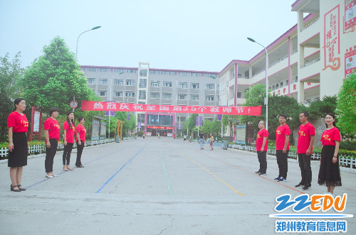 领导班子成员迎接老师们到来 领导班子成员迎接老师们到来