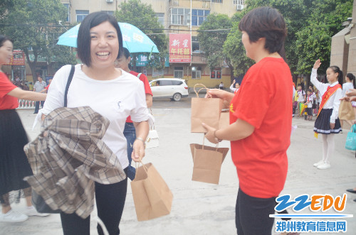 洋溢着灿烂的笑容 洋溢着灿烂的笑容