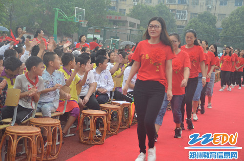 教学能手激动走向主席台 教学能手激动走向主席台