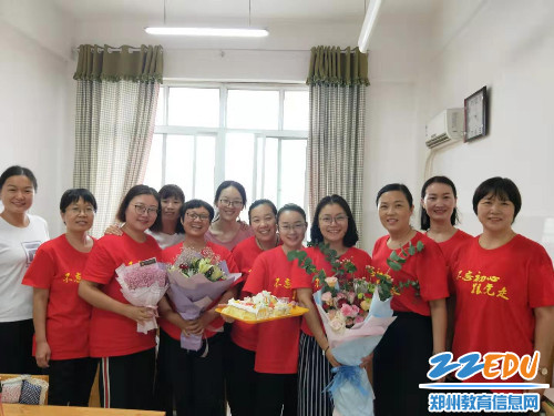 领导和教研组老师一起庆祝 领导和教研组老师一起庆祝