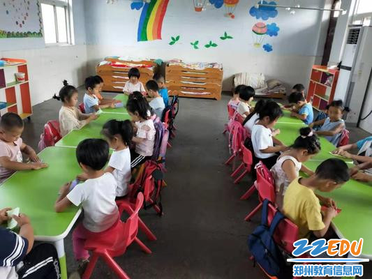 大班幼儿为老师制作礼物