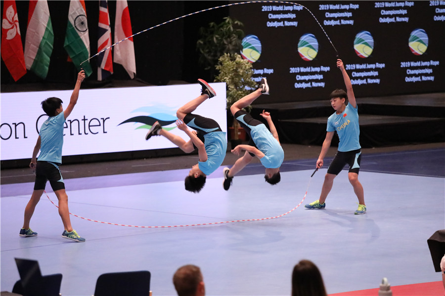 3郑州市第七十六中学在wjr跳绳世界杯比赛中进行男子四人交互花样空翻