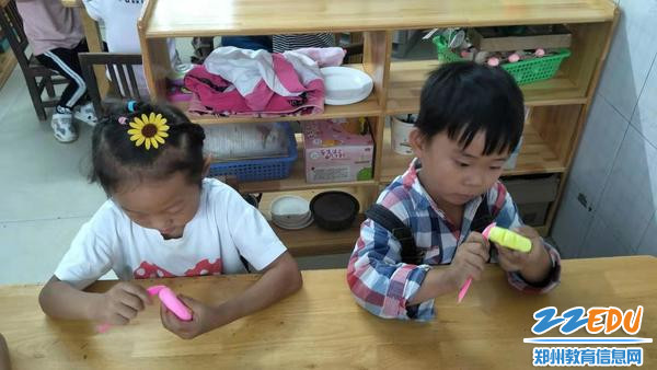 大班幼儿用太空泥制作月饼