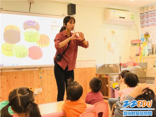 4.1老师们在制作前带领孩子们了解中秋节并学习中秋节的儿歌