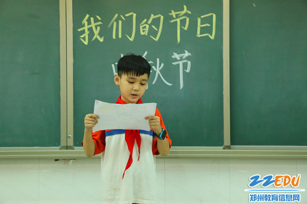 队员在分享手抄报内容 队员在分享手抄报内容