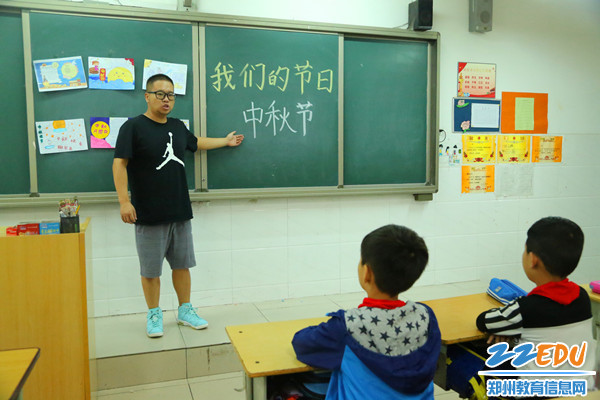 周可存老师在给队员们讲中秋节的来历 周可存老师在给队员们讲中秋节的来历