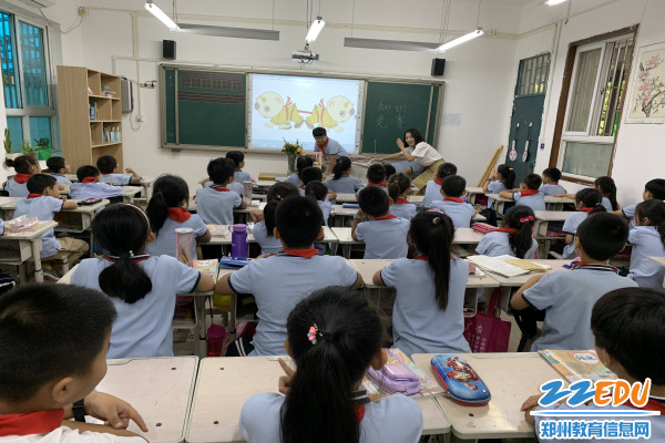 教师们借助自制的简单运动工具模拟比赛项目 教师们借助自制的简单运动工具模拟比赛项目