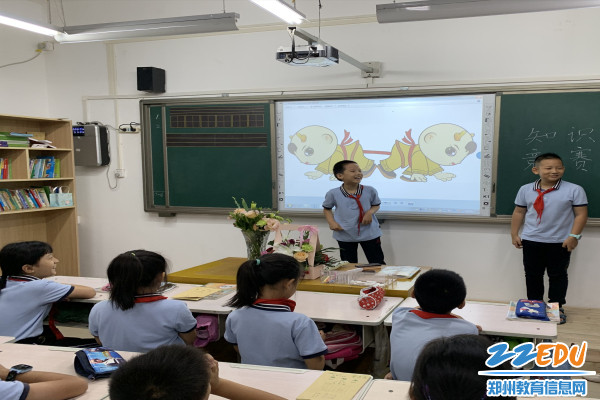 学生们亲身体验“押加、木球”等项目 学生们亲身体验“押加、木球”等项目