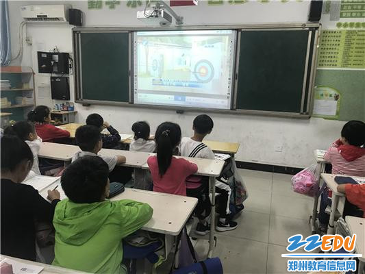 4同学们对传统项目倍感兴趣 4同学们对传统项目倍感兴趣