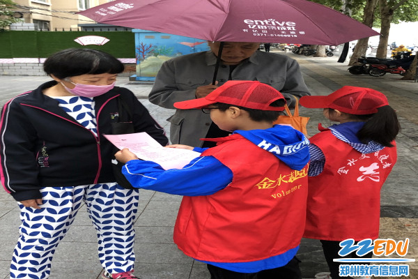 孩子们向爷爷奶奶宣传文明交通 孩子们向爷爷奶奶宣传文明交通