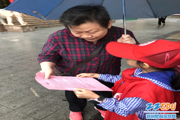 奶奶认真听同学们的讲解 奶奶认真听同学们的讲解