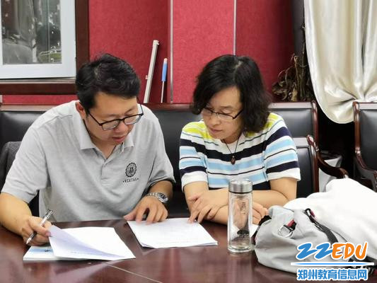 教务处副主任何振峰与英语写作教学课题组主持人李萍老师沟通细节 教务处副主任何振峰与英语写作教学课题组主持人李萍老师沟通细节