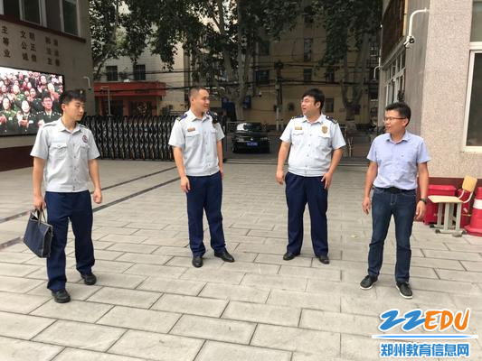 郑州八中政教主任甘铁权陪同消防指导员进校园