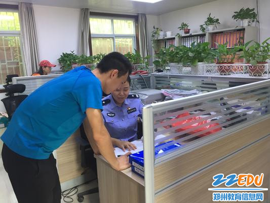 孟郑杰警官查看学校防恐防暴档案 孟郑杰警官查看学校防恐防暴档案