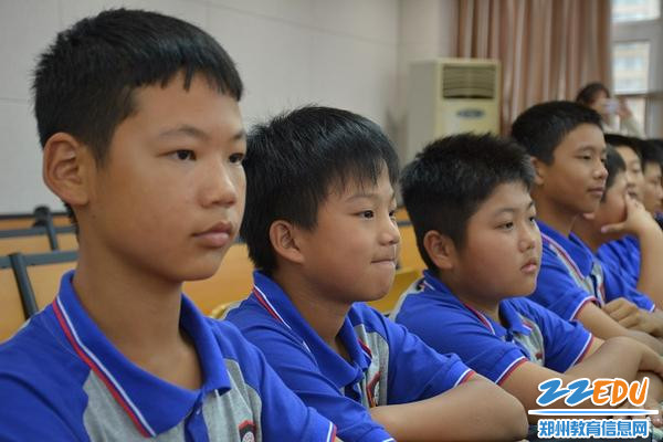 学生认真聆听讲座 学生认真聆听讲座