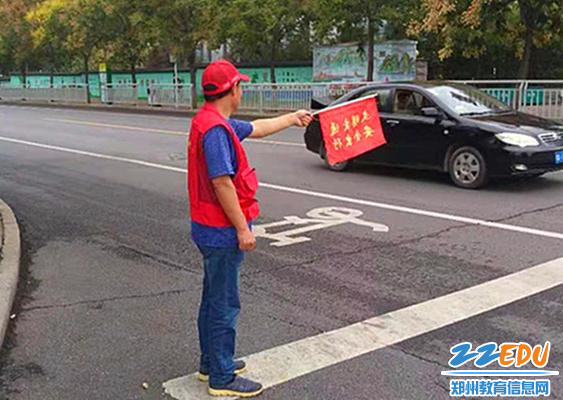 5+郑州市第五十八中学年龄最大（59岁）教龄最长（42年）的贾松峰老师在交通文明岗坚守执勤