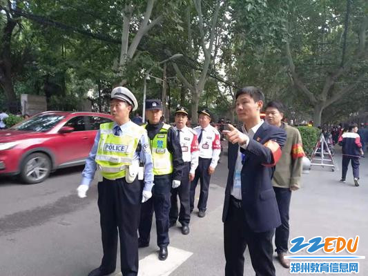 副校长王春前和辖区民警在放学时间段进行安保巡逻
