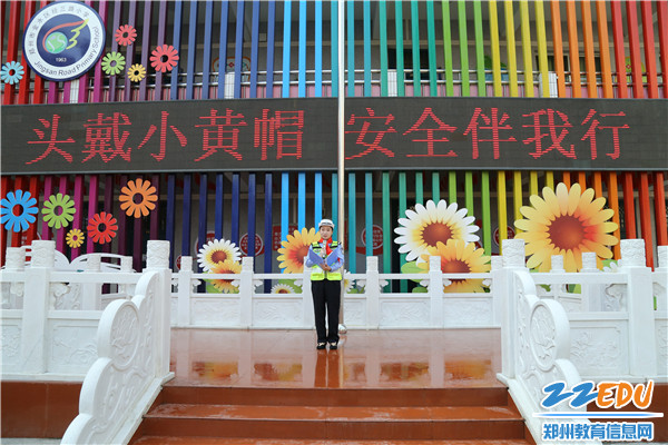 交警一大队李警官为学生讲解交通安全知识 交警一大队李警官为学生讲解交通安全知识