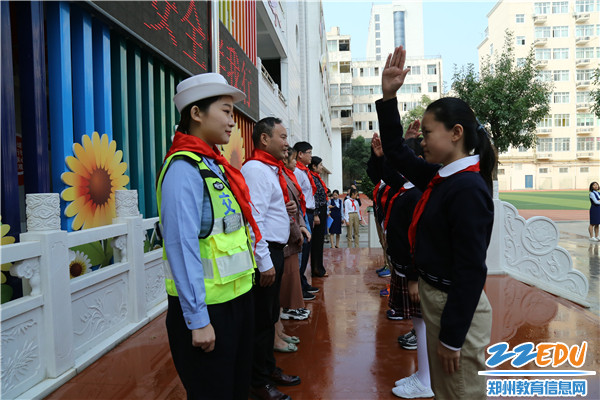 少先队员向来宾敬献红领巾 少先队员向来宾敬献红领巾