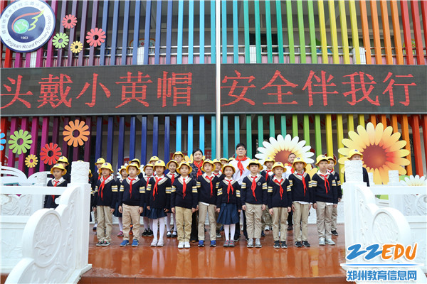 头戴小黄帽 安全伴我行 头戴小黄帽 安全伴我行