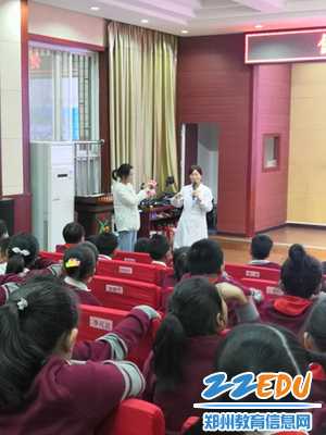 2.医生给学生们讲解了牙齿的结构、作用_副本 2.医生给学生们讲解了牙齿的结构、作用_副本