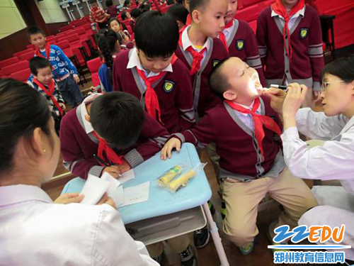 5.医生们给学生们进行牙齿检查_副本 5.医生们给学生们进行牙齿检查_副本