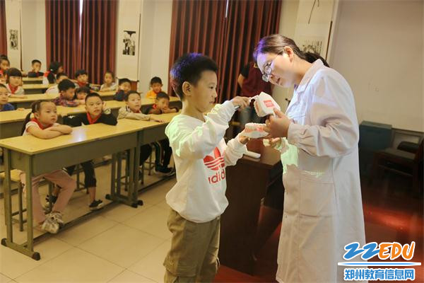 4、轩亚茹大夫和孩子做刷牙演示互动 4、轩亚茹大夫和孩子做刷牙演示互动