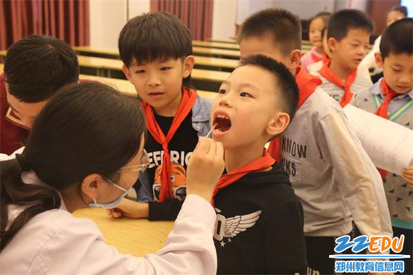 5、为孩子做口腔健康检查 5、为孩子做口腔健康检查