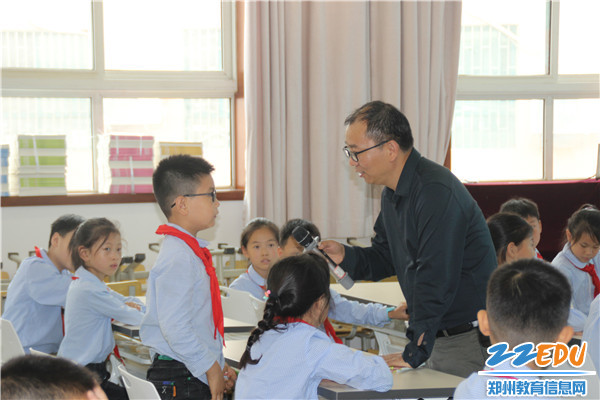 3 同学们和气象专家互动 3 同学们和气象专家互动