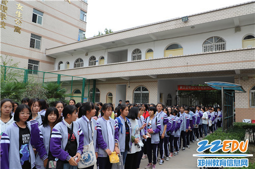 同学们认真聆听 同学们认真聆听