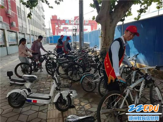 2.教师与学生摆放自行车 2.教师与学生摆放自行车