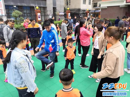 分小组传递踢毽子 分小组传递踢毽子