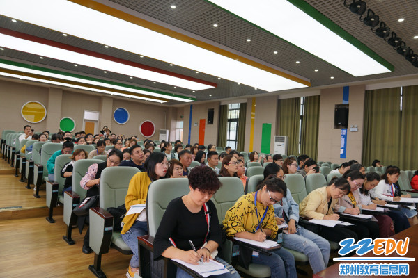 国培教师认真听课 国培教师认真听课