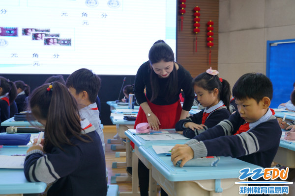 刘智慧老师亲切与学生互动 刘智慧老师亲切与学生互动