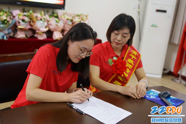 师徒代表宣读并签订“三色花”师徒结对协议 师徒代表宣读并签订“三色花”师徒结对协议