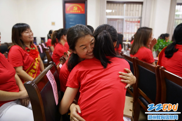 师傅与徒弟深情拥抱 师傅与徒弟深情拥抱