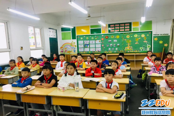 同学们认真学习生活垃圾分类标志 同学们认真学习生活垃圾分类标志