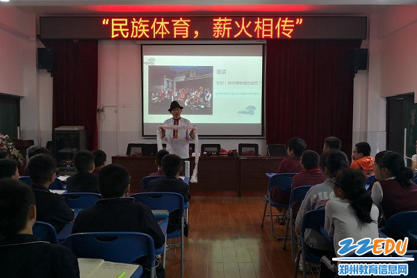 2.董老师示范藏族人们献哈达的礼节 2.董老师示范藏族人们献哈达的礼节