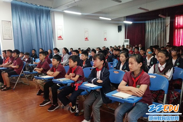 3.队员们听得津津有味 3.队员们听得津津有味