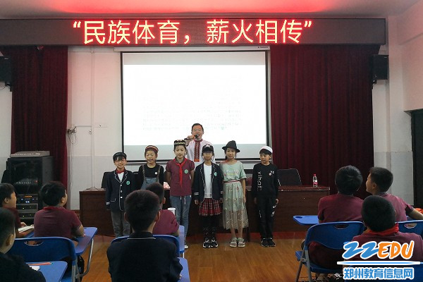 4.队员们试戴不同民族的帽子 4.队员们试戴不同民族的帽子