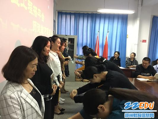 2 新教师向老教师行拜师礼 2 新教师向老教师行拜师礼