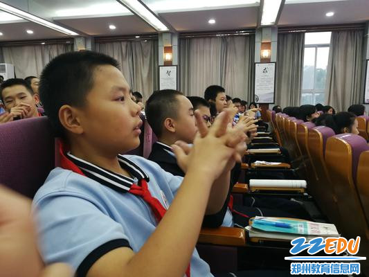 6.学生们在认真模仿学习七步洗手法 - 副本 6.学生们在认真模仿学习七步洗手法 - 副本