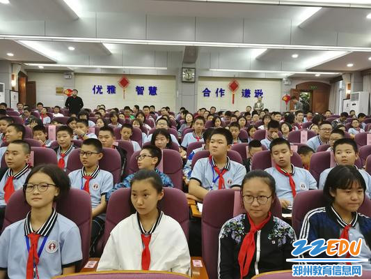 3.学生们认真听讲1 - 副本 3.学生们认真听讲1 - 副本